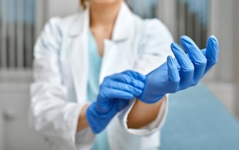 25 минут, пара перчаток и 2 грамма жидкого мыла. В Беларуси определи время и нормы расхода материалов на приеме у врача