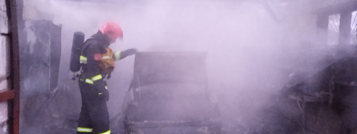 В Дятловском районе сгорел автомобиль в гараже — что стало причиной пожара