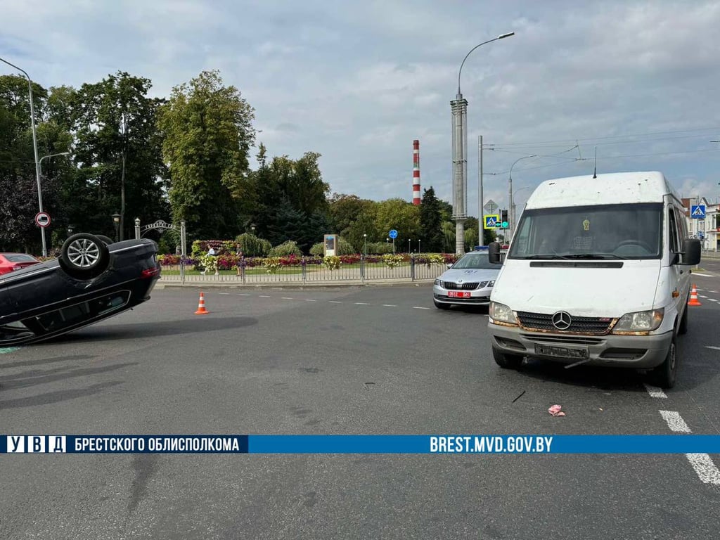 В  Бресте на перекрестке перевернулся автомобиль. Рассказываем подробности