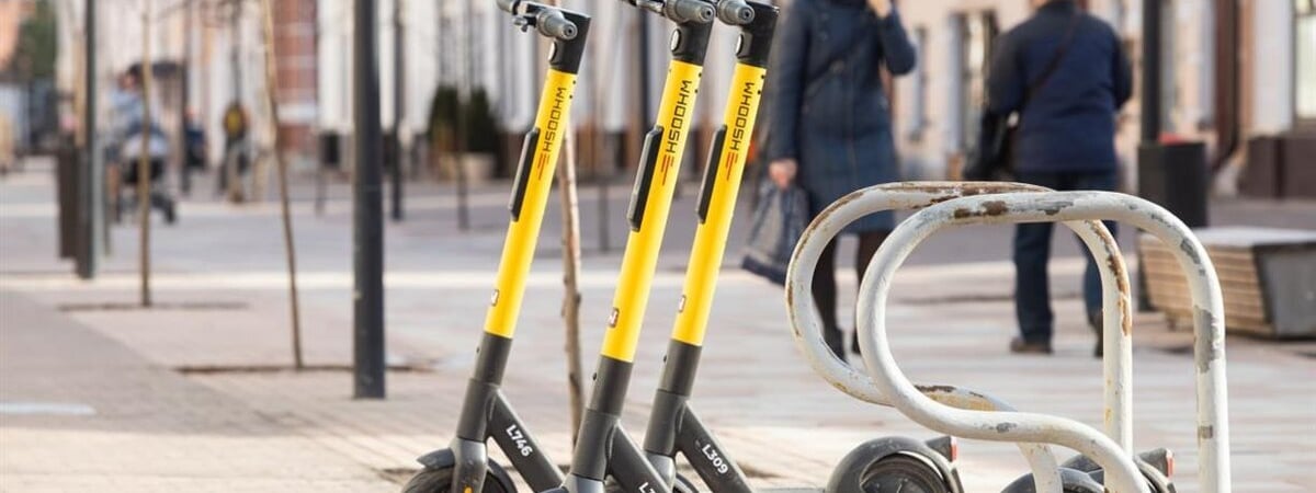 Стало известно, когда на улицы Минска вернутся шеринговые электросамокаты. А в каком городе уже доступны?