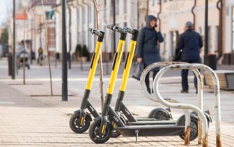 Стало известно, когда на улицы Минска вернутся шеринговые электросамокаты. А в каком городе уже доступны?