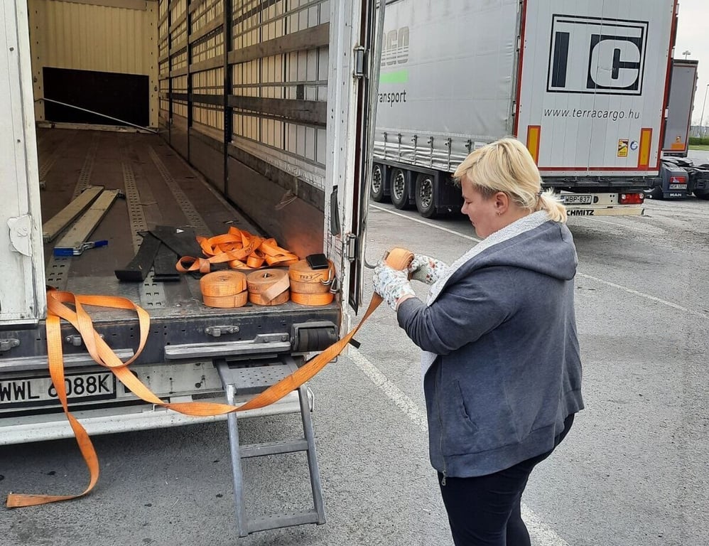 Семья «за 40» объехала 25 стран и рассказала о парном заработке на фуре