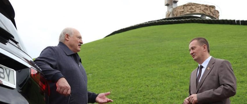 Лукашенко проконтролировал реконструкцию Кургана Славы