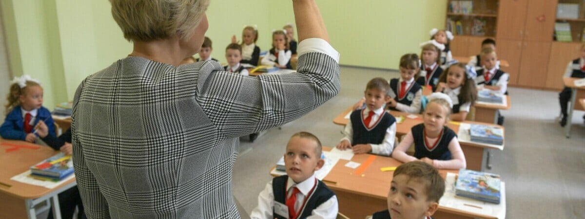 Белстат назвал среднюю зарплату белорусских учителей. На сколько выше, чем у других работников образования?