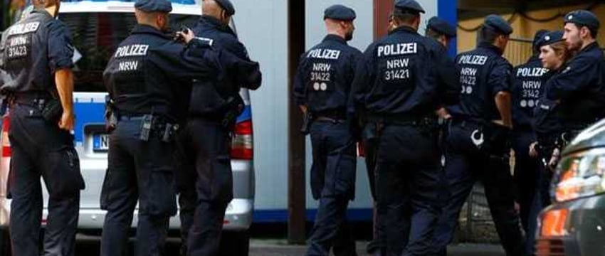 Женщина напала с ножом на пассажиров автобуса в Германии, 5 человек ранены: полиция