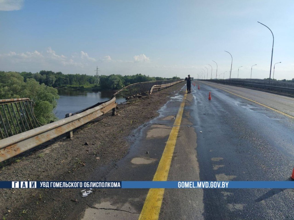 Бензовоз рухнул с моста через Днепр в Речицком районе