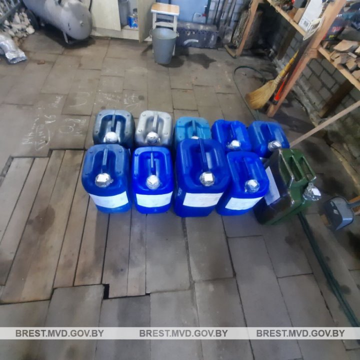 В Пинске в гараже у механика нашли 385 литров похищенного топлива