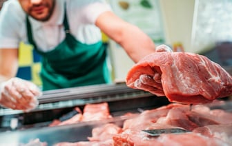 Торговые сети предложили белорусам скидки до 28% на свинину, говядину, курятину, колбаски и фарш. Где выгоднее?