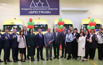 Ключи от 23 школьных автобусов вручили в Бресте