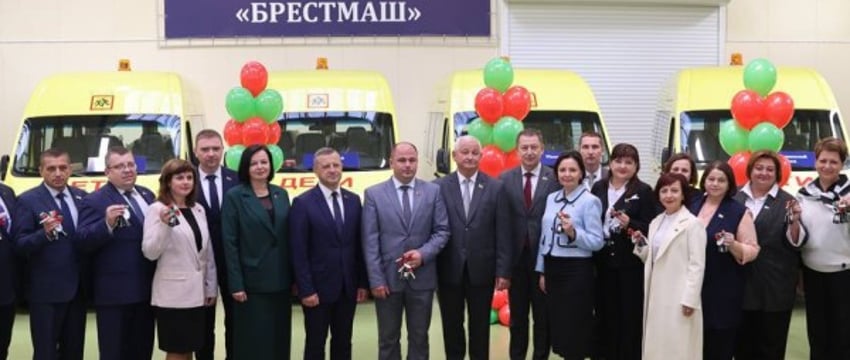 Ключи от 23 школьных автобусов вручили в Бресте