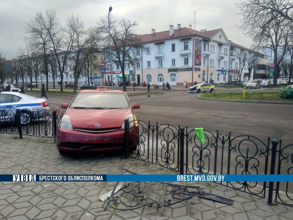 Два автомобиля такси столкнулись в Бресте на бульваре Космонавтов. Кто виноват?