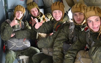 На полигоне «Брестский» военнослужащие совершили прыжки с парашютом — фоторепортаж