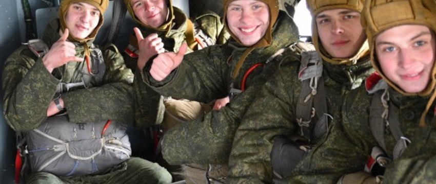 На полигоне «Брестский» военнослужащие совершили прыжки с парашютом — фоторепортаж