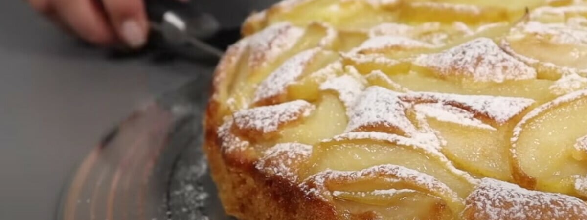 Этот рецепт пирога спасёт перед приходом гостей. Как приготовить шарлотку из груш за час? — Полезно