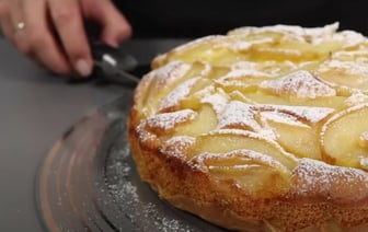 Этот рецепт пирога спасёт перед приходом гостей. Как приготовить шарлотку из груш за час? — Полезно