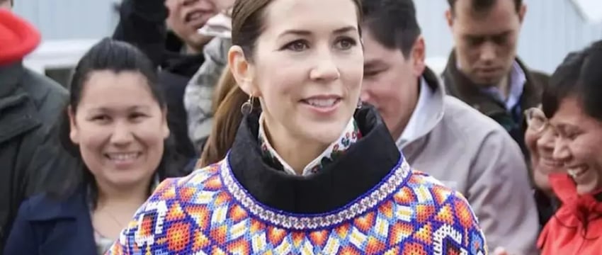 Электрический скутер сбил королеву Дании Марию во время королевского визита в Гренландию.