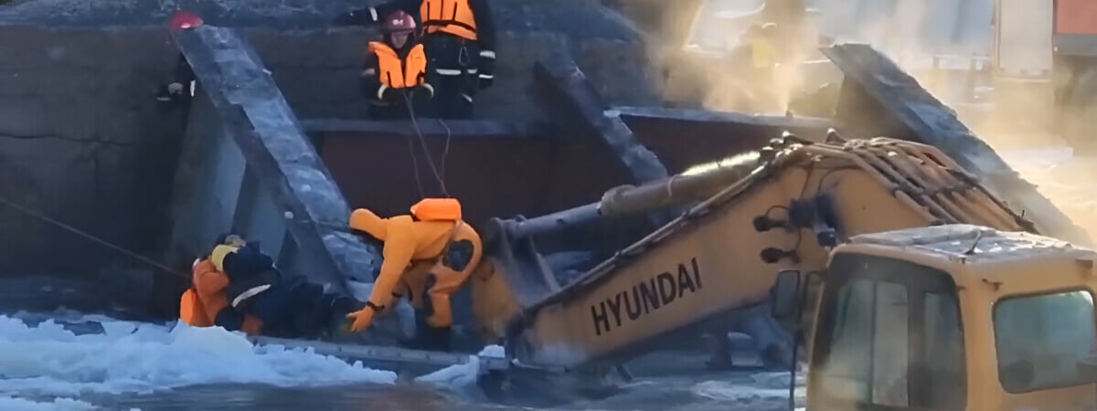 Под Лидой рабочие на экскаваторе рухнули вместе с мостом в Неман — Видео