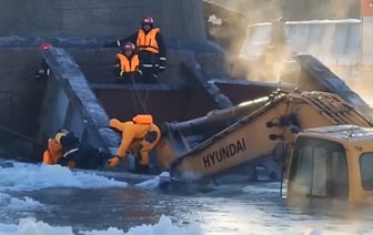 Под Лидой рабочие на экскаваторе рухнули вместе с мостом в Неман — Видео