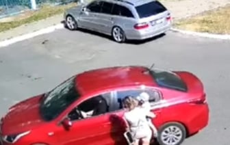 Испугался женщину с ребенком? Очень странный поступок таксиста попал на видео