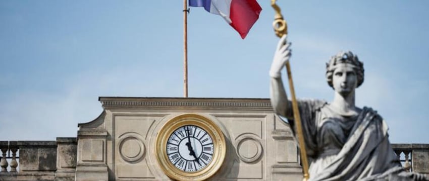 Во Франции начались внеочередные парламентские выборы
