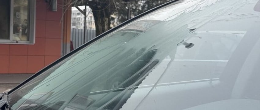 В Беларуси прохожий разлил горячий кофе на лобовое стекло автомобиля. Какое грозит наказание?