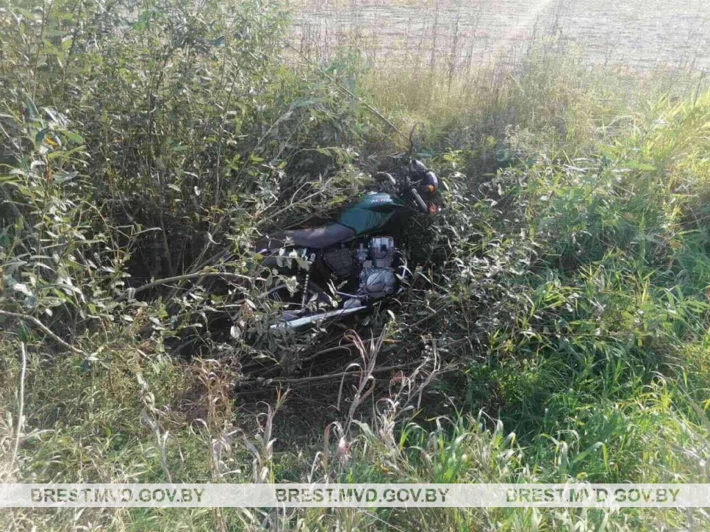 Возле Бреста парень на мотоцикле врезался в Ford