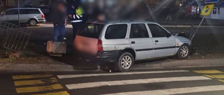 В Бресте пьяный водитель врезался забор и дорожный знак