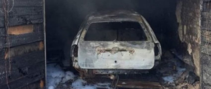 Пожар в Белоозерске: горел автомобиль в гараже