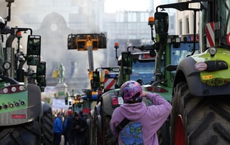 Во Франции фермеры возобновили протесты
