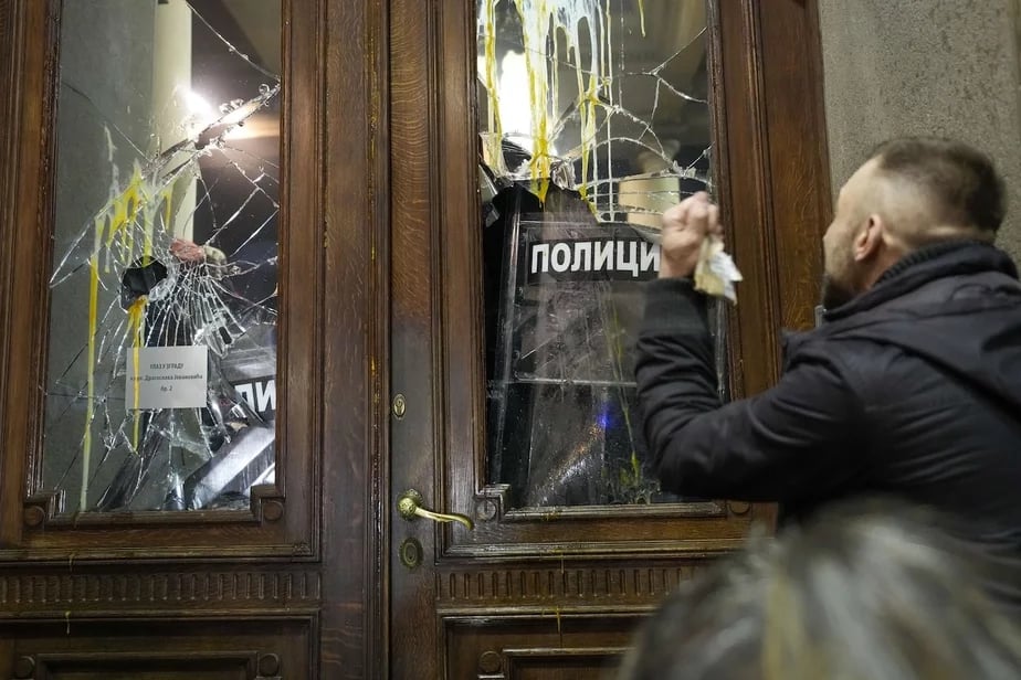 Сотрудники полиции охраняют здание городской администрации в Белграде, 24 декабря 2023 года. Фото: AP Photo/Darko Vojinovic