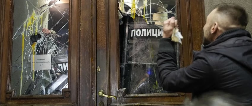 Протесты в Сербии. Демонстранты штурмовали мэрию Белграда