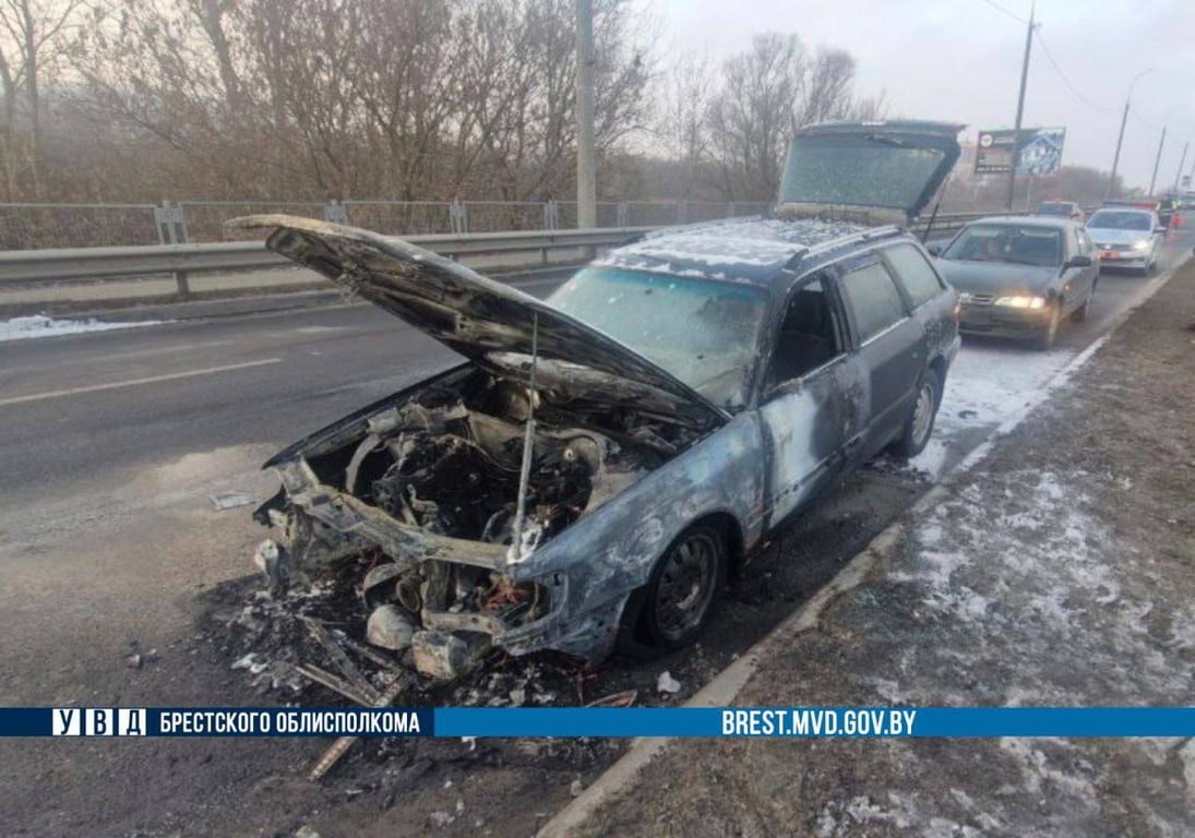 Утром в Бресте горела Audi — подробности происшествия