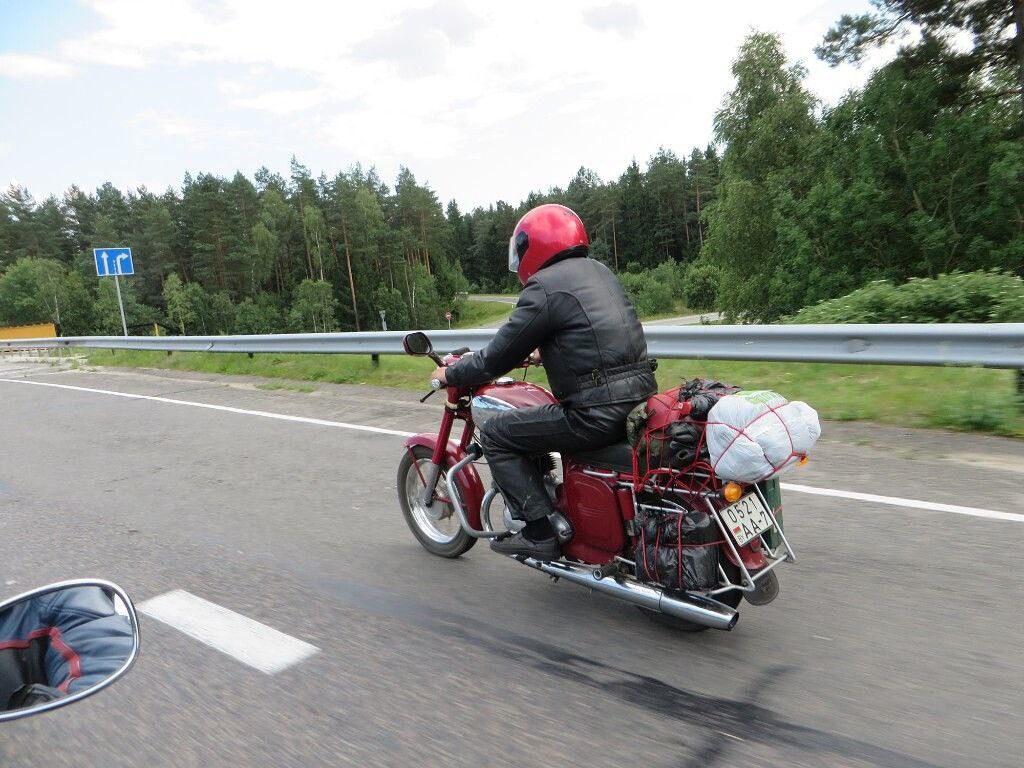 Однажды доехал до Мурманска! Белорус ежегодно путешествует на 50-летнем Jawa 350