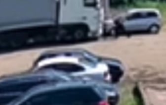 Дальнобойщик попал под колеса фуры. От полученных травм он скончался