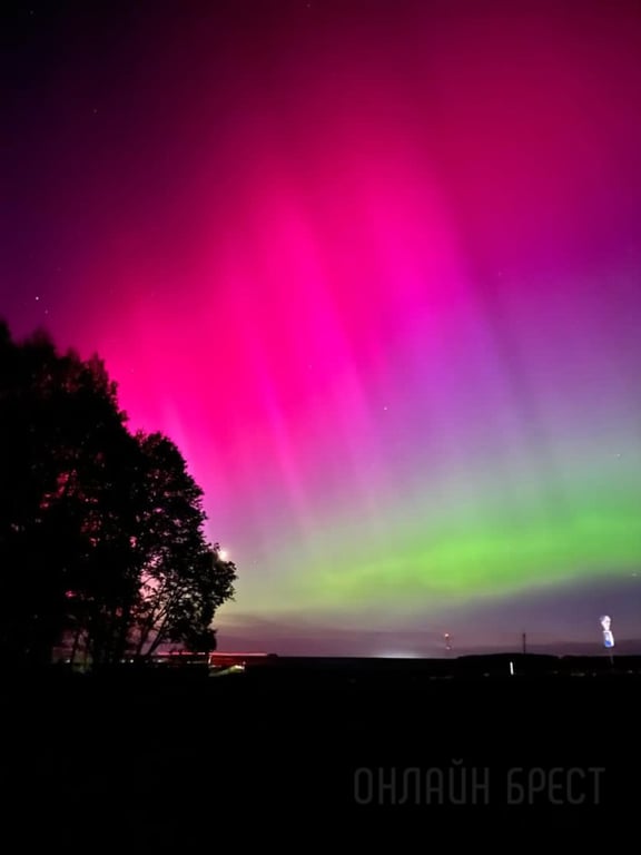 Красочное северное сияние появилось сегодня в небе над Брестской областью