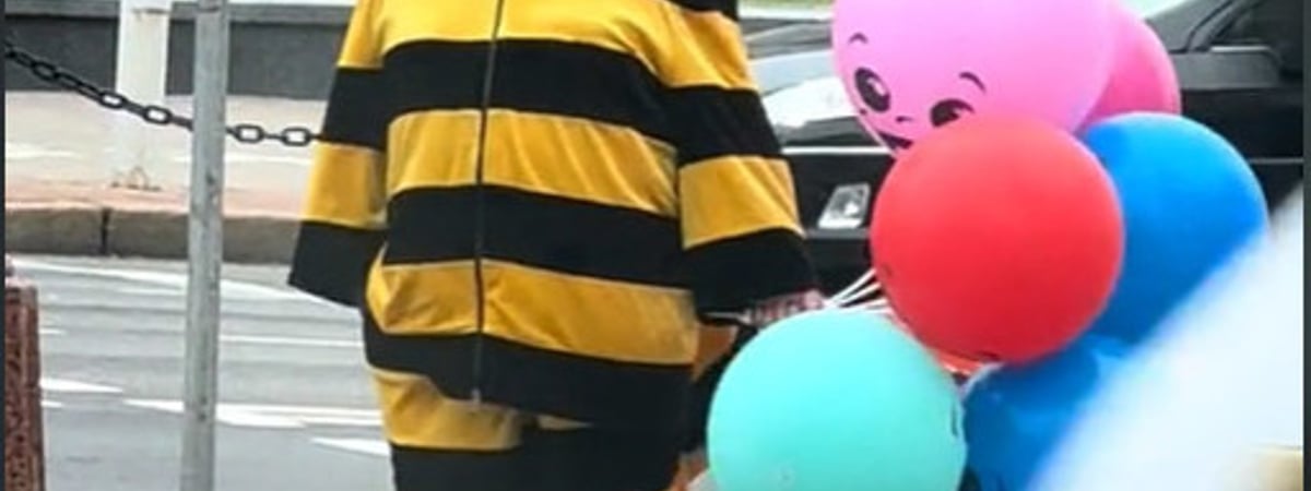 «Он хоть в курсе, что стал звездой?» Мужчина своим контрастным видом взбудоражил соцсеть