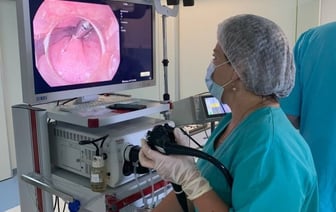 Первую операцию с рассечением пищевода пациенту провели в Беларуси