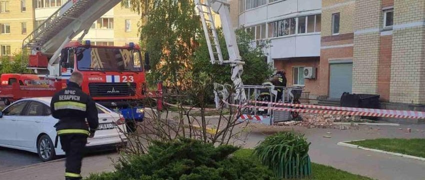 Обвал фасада жилого дома в Минске