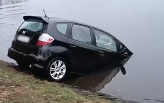 Автомобиль скатился в озеро — видео из Бобруйска