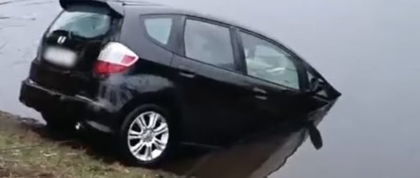 Автомобиль скатился в озеро — видео из Бобруйска