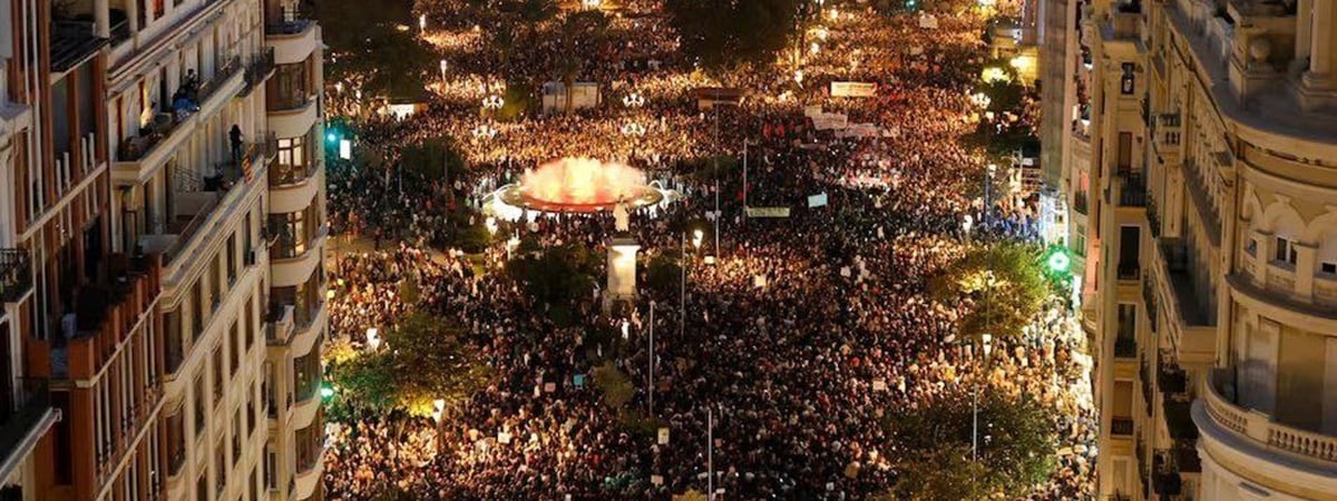 Десятки тысяч испанцев вышли на улицы Валенсии и потребовали отставки правительства из-за наводнений — Видео