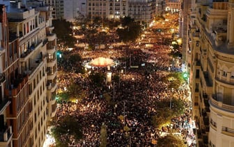 Десятки тысяч испанцев вышли на улицы Валенсии и потребовали отставки правительства из-за наводнений — Видео