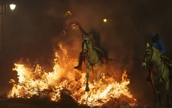 Всадники на лошадях пронеслись сквозь бушующий огон. Зачем? — Фото
