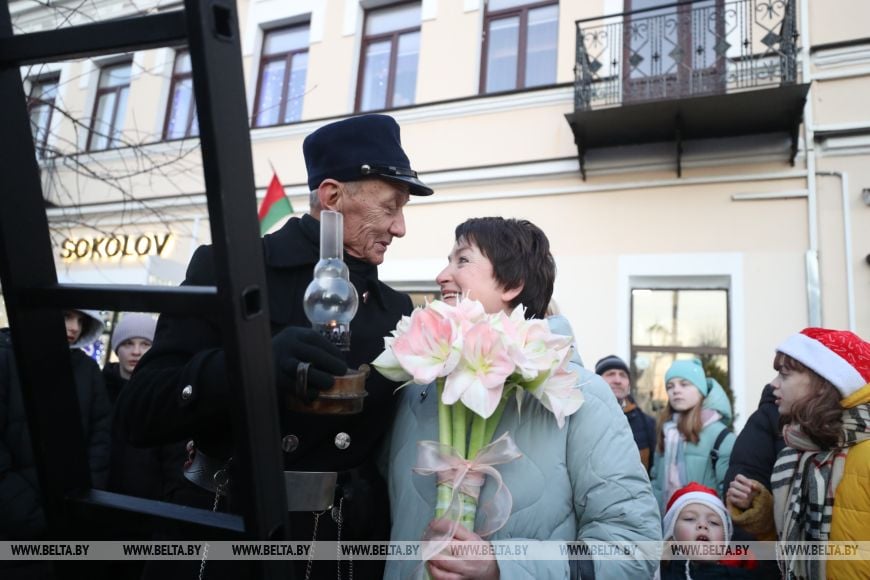 Новогоднее дефиле Деда Мороза и его оркестра зарядило настроением брестчан — смотрите фото и видео