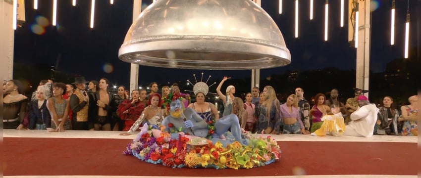 Организаторы из Парижа приносят извинения за оскорбление, вызванное сценкой "Тайная Вечеря"