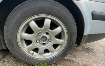 Мужчина выкрутил болты на колесах, чтобы  супруга не ездила на авто