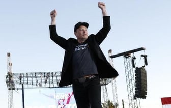 Илон Маск стал мемом после прыжков на митинге Трампа