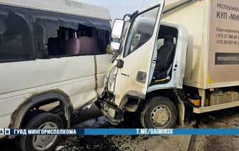 Маршрутка протаранила остановку в Минске — пять человек доставлены в больницу