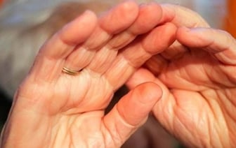 Бил, таскал за волосы, душил и морил голодом. В Беларуси мужчина 10 дней издевался над пожилой матерью