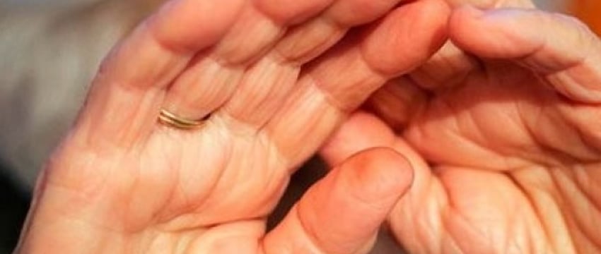 Бил, таскал за волосы, душил и морил голодом. В Беларуси мужчина 10 дней издевался над пожилой матерью